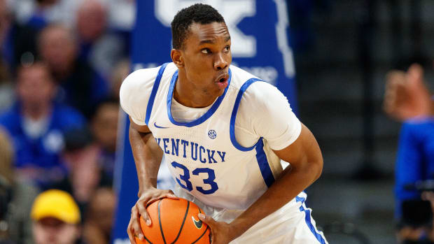 Nov 23, 2022; Lexington, Kentucky, USA; Kentucky Wildcats forward Ugonna Onyenso (33) handles the ball during the second half against the North Florida Ospreys at Rupp Arena at Central Bank Center. Mandatory Credit: Jordan Prather-USA TODAY Sports